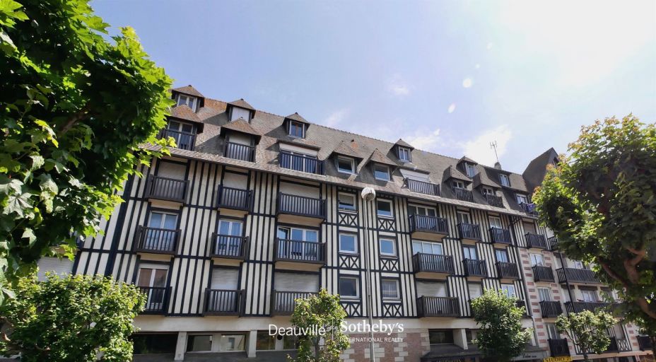 apartment 6 Rooms for sale on DEAUVILLE (14800)