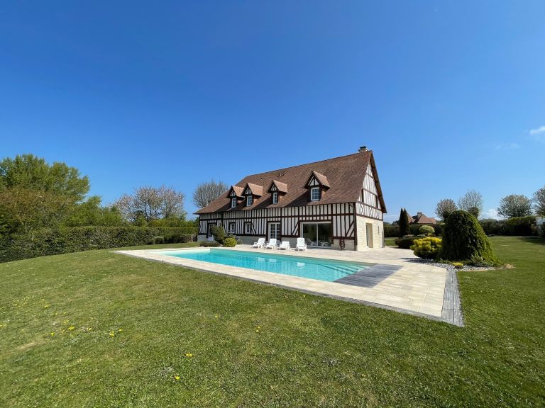 house 8 Rooms for sale on GONNEVILLE SUR MER (14510)