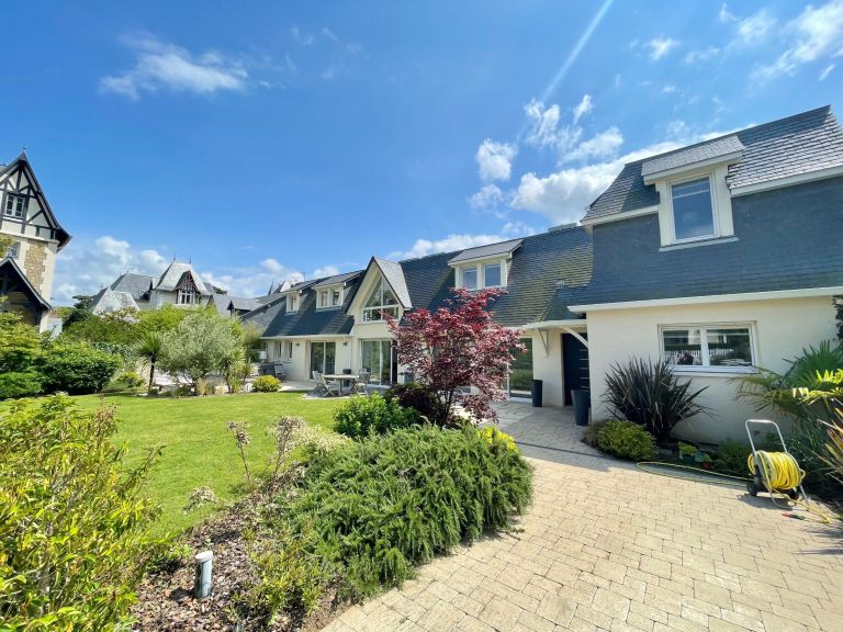 house 7 Rooms for sale on DEAUVILLE (14800)