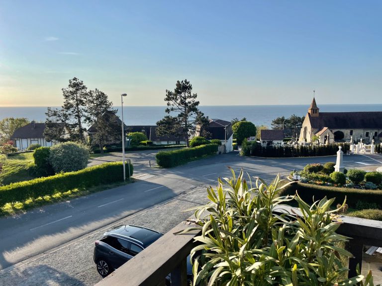 apartment 4 Rooms for sale on BENERVILLE SUR MER (14910)
