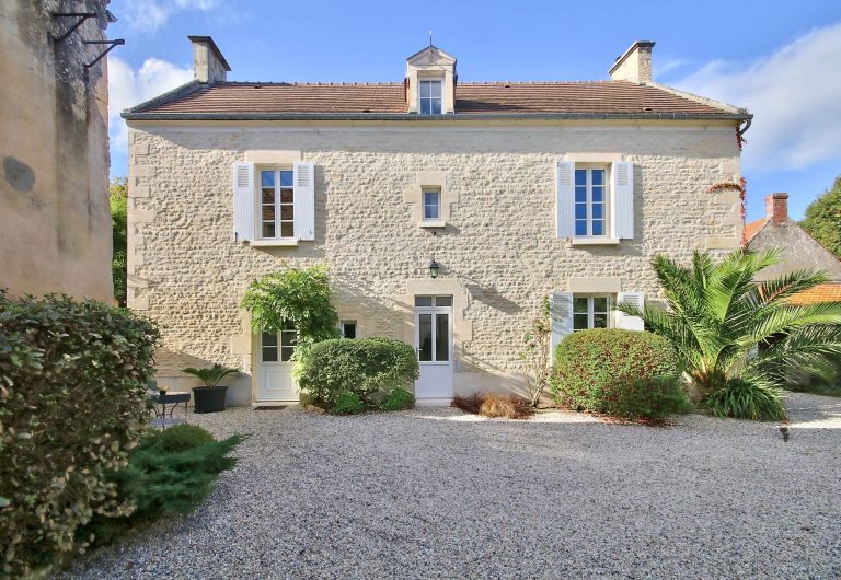 house 7 Rooms for sale on GRAYE SUR MER (14470)