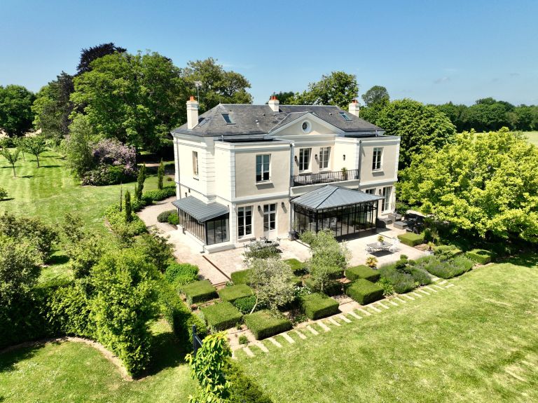 maison 9 Pièces en location saisonnière sur EQUEMAUVILLE (14600)