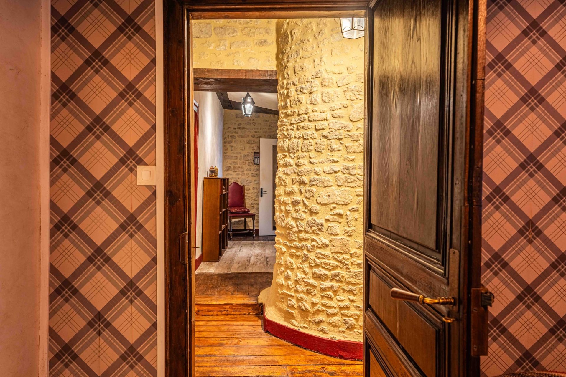 house 9 Rooms for sale on BAYEUX (14400)