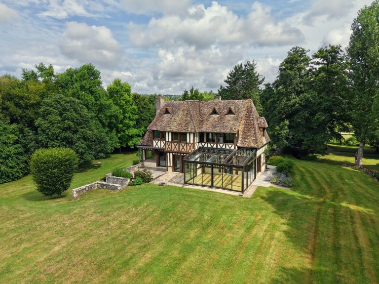 house 9 Rooms for sale on VAUVILLE (14800)