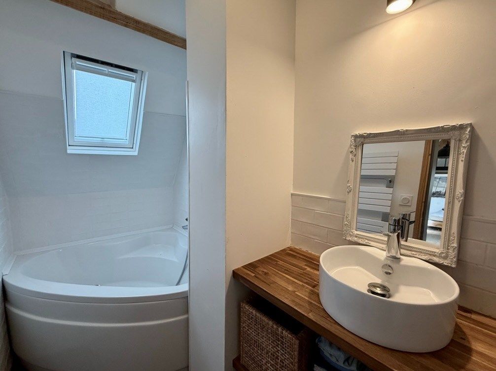 Norman house 8 Rooms for sale on MANNEVILLE LA PIPARD (14130)