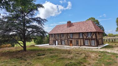 house 7 Rooms for sale on MEZIDON VALLEE D AUGE (14140)