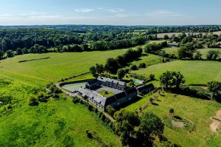 house 19 Rooms for sale on BAYEUX (14400)