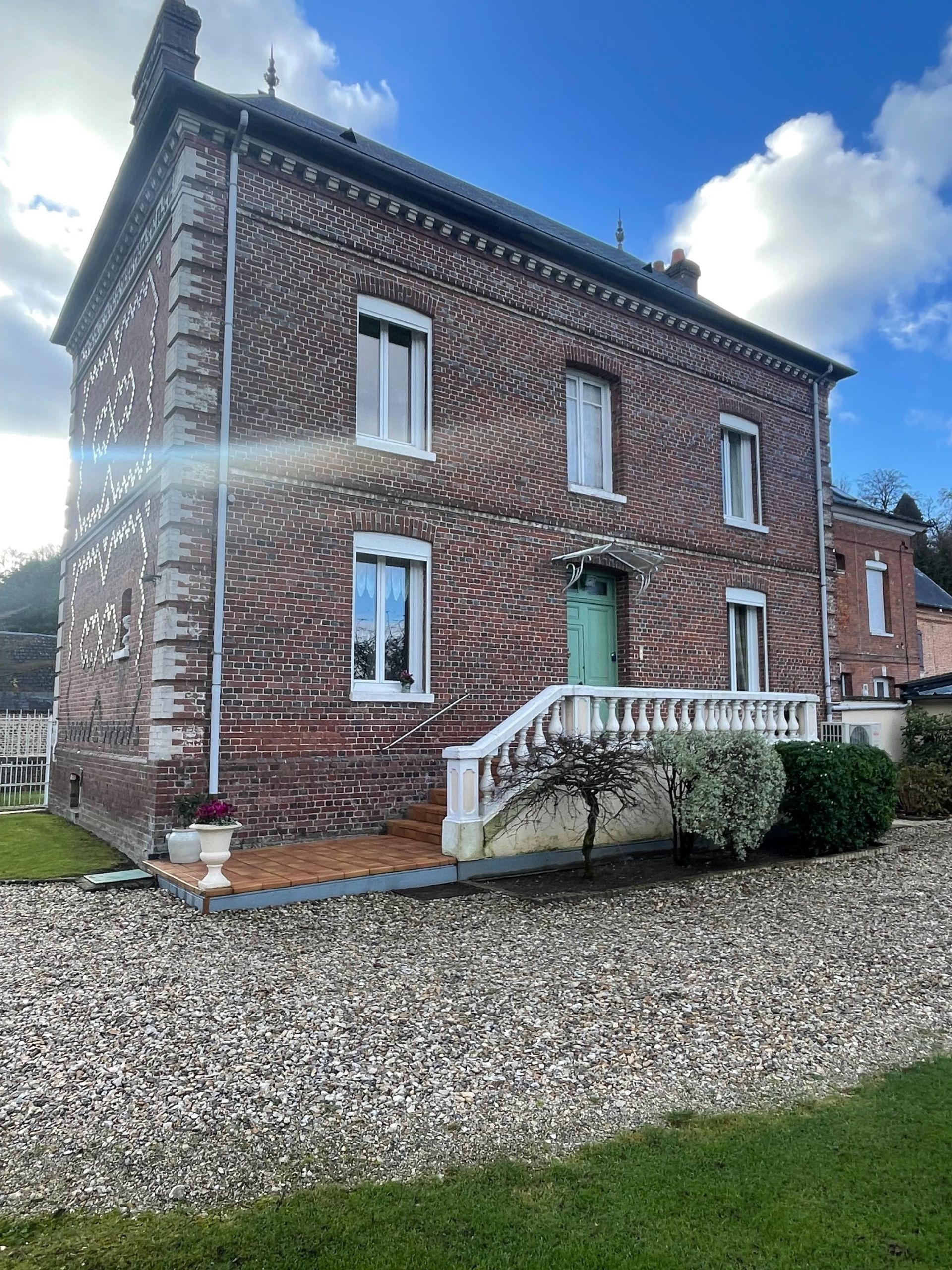 mansion 5 Rooms for sale on ST SAENS (76680)