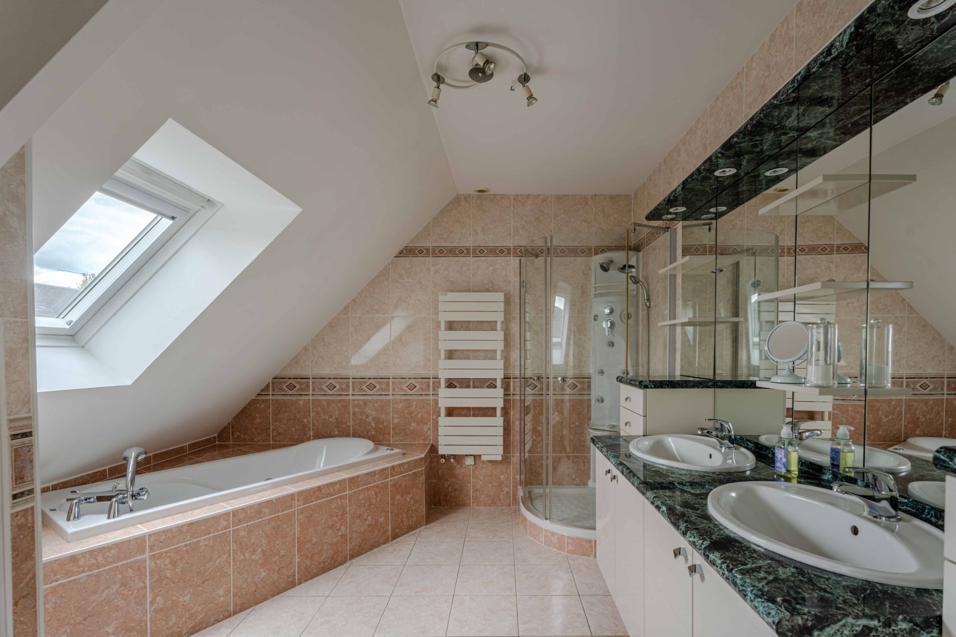 house 8 Rooms for sale on BERNIERES SUR MER (14990)