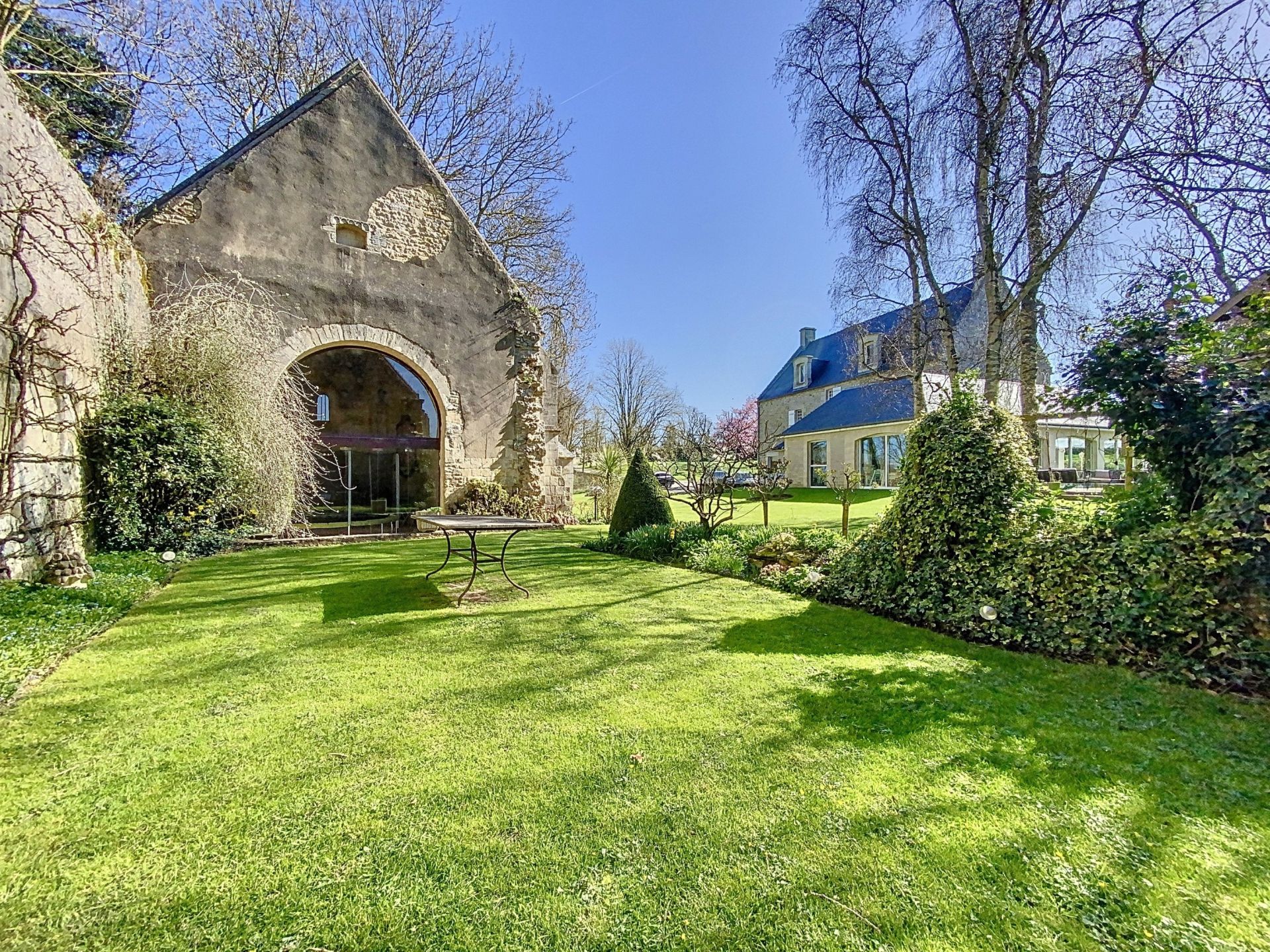 house 10 Rooms for sale on BAYEUX (14400)