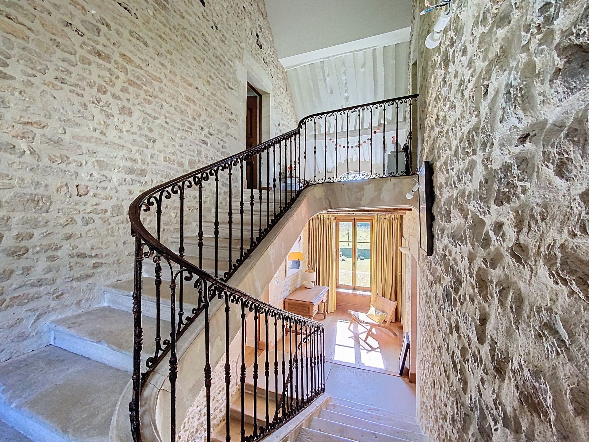 house 10 Rooms for sale on BAYEUX (14400)