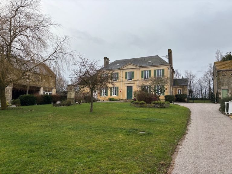 house 18 Rooms for sale on CAEN (14000)