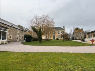 house 18 Rooms for sale on CAEN (14000)