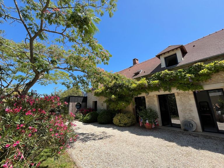 house 7 Rooms for sale on LUC SUR MER (14530)