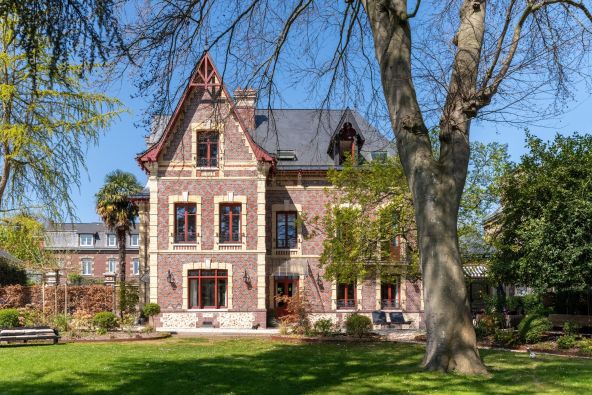 Sale House Mont-Saint-Aignan 10&nbsp;Rooms 410&nbsp;m²