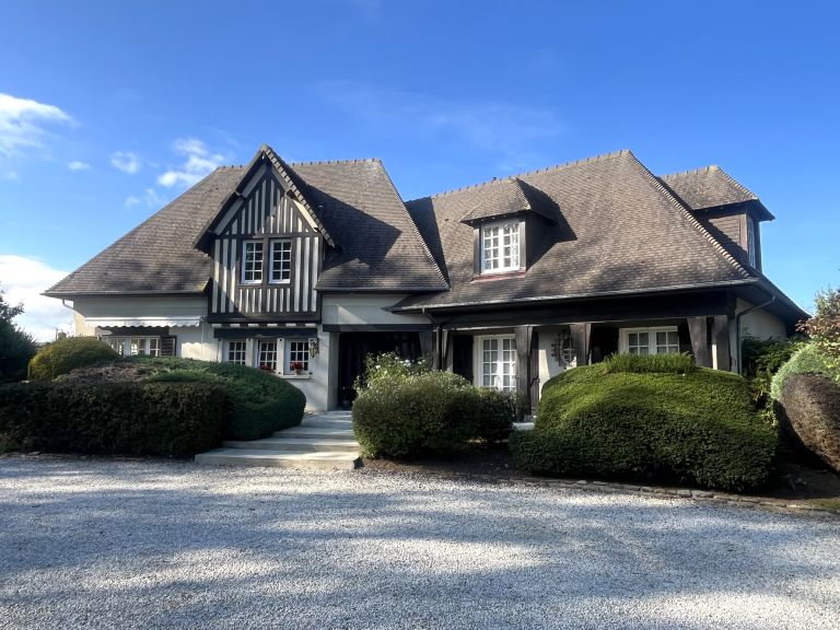 house 9 Rooms for sale on VAUX SUR AURE (14400)