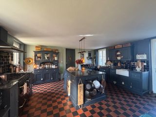 house 12 Rooms for sale on VIERVILLE SUR MER (14710)