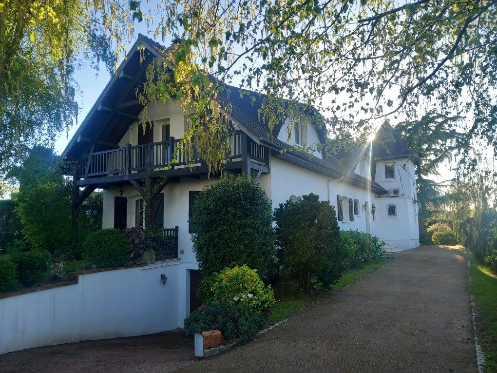mansion 9 Rooms for sale on ST ETIENNE DU ROUVRAY (76800)