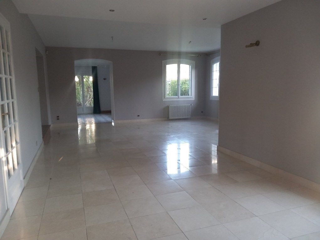 mansion 9 Rooms for sale on ST ETIENNE DU ROUVRAY (76800)