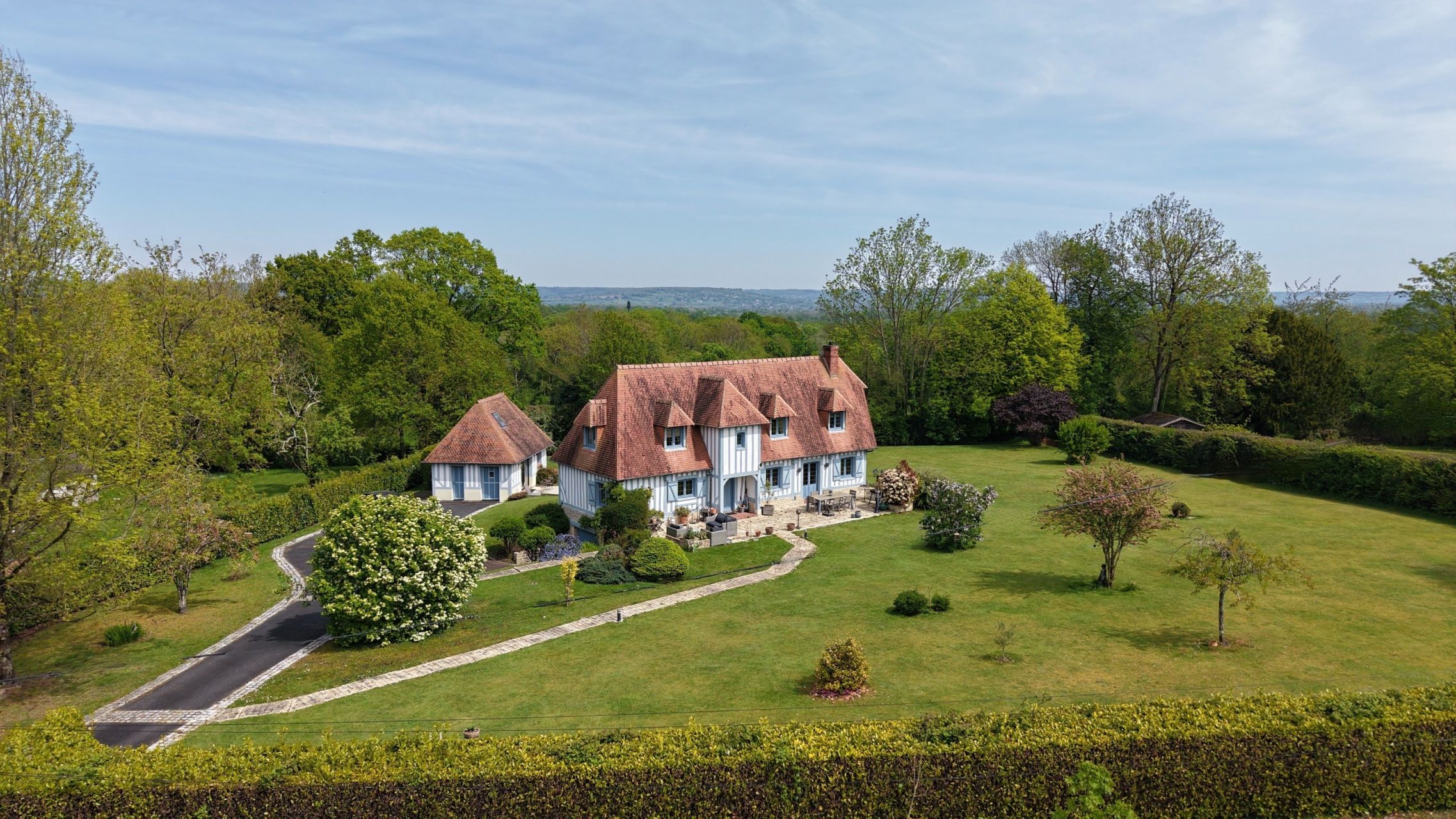 house 8 Rooms for sale on GLANVILLE (14950)