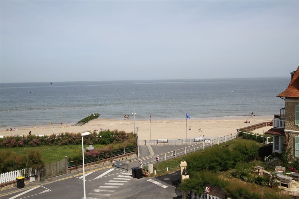 house 7 Rooms for seasonal rent on BLONVILLE SUR MER (14910)