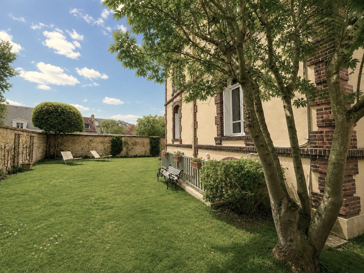 house 8 Rooms for sale on CAEN (14000)