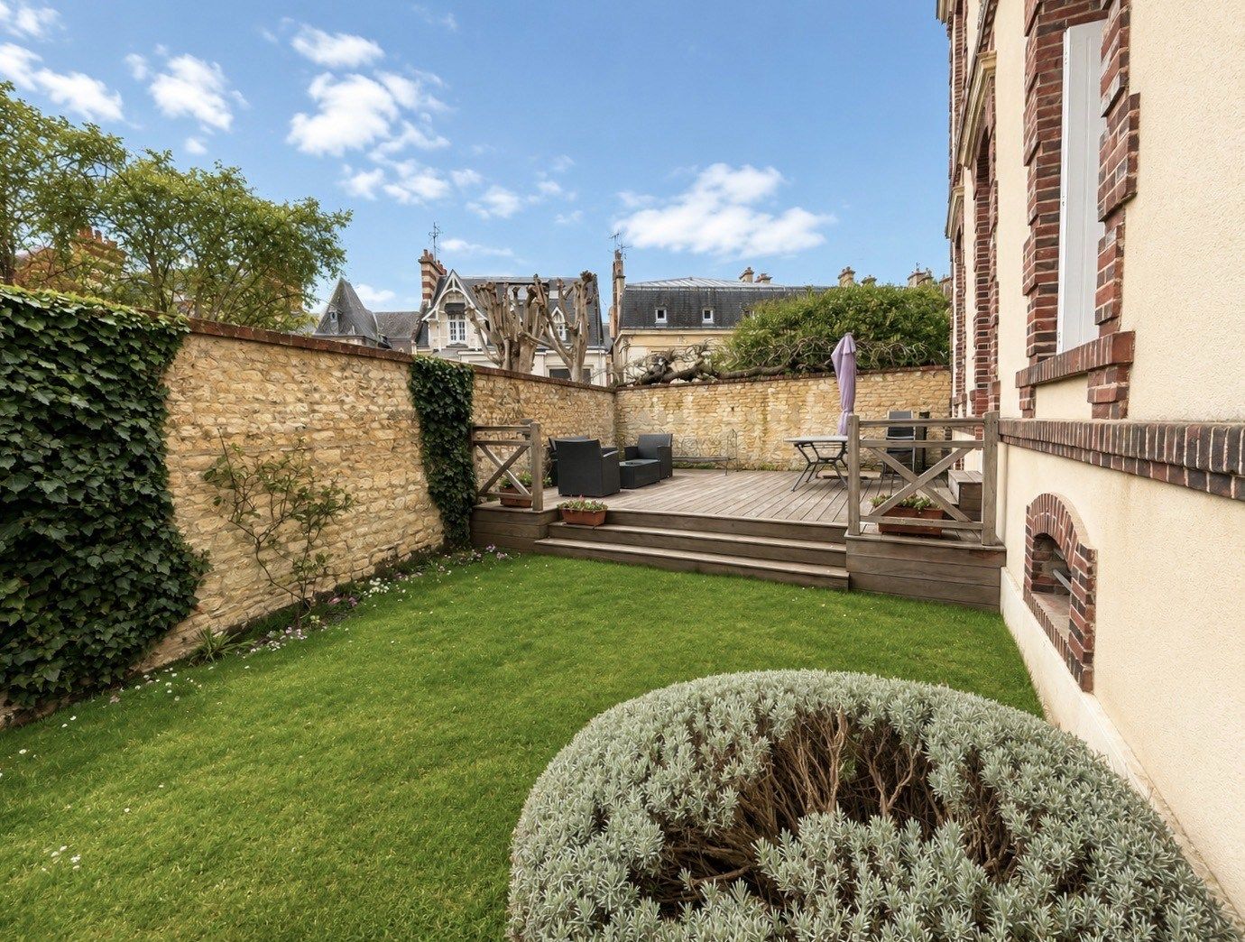 house 8 Rooms for sale on CAEN (14000)