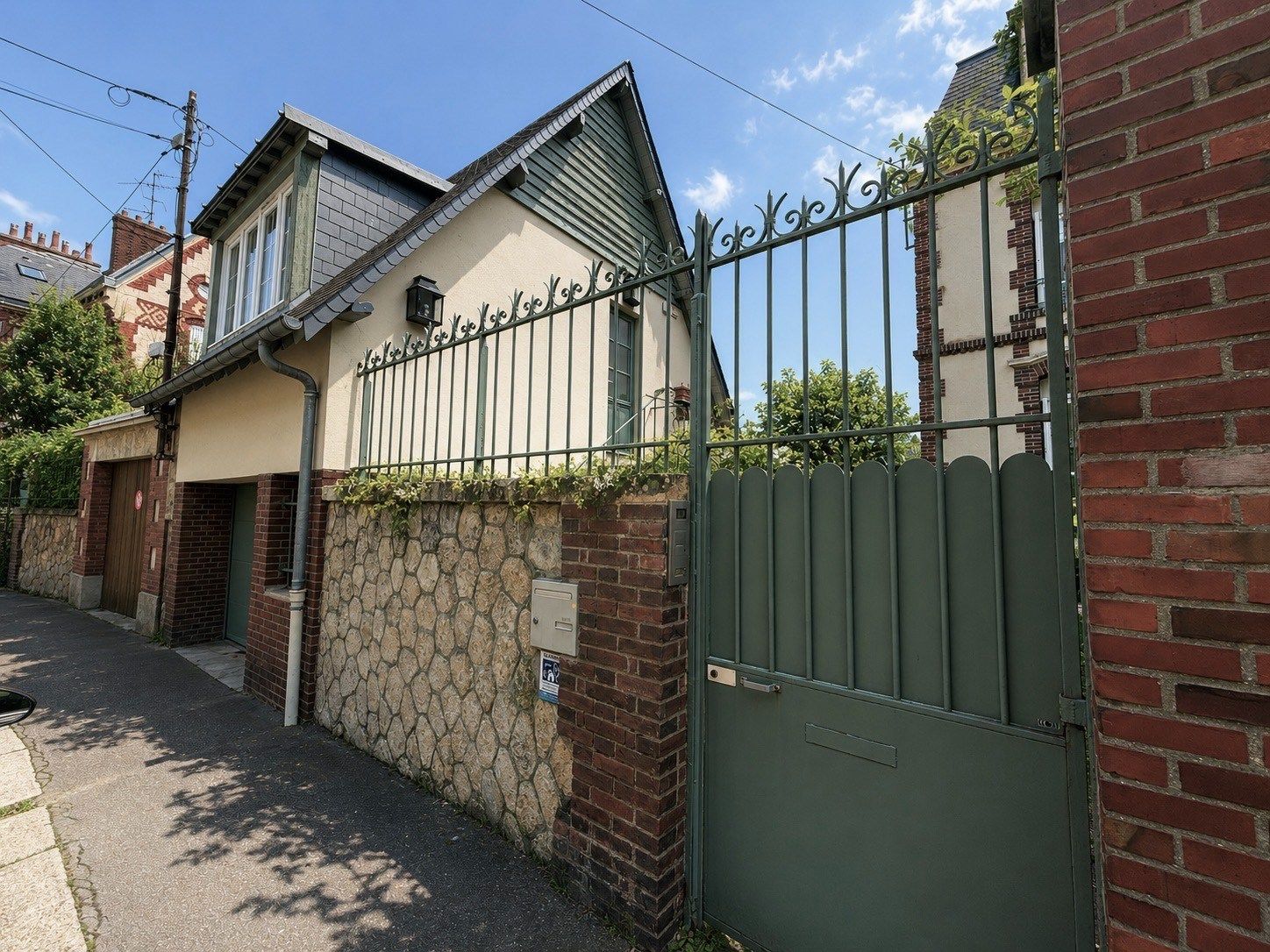 house 8 Rooms for sale on CAEN (14000)