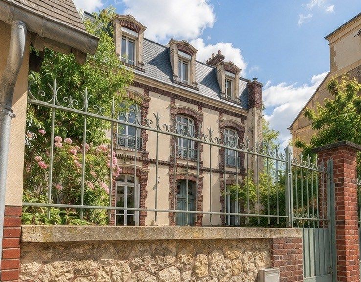 house 8 Rooms for sale on CAEN (14000)