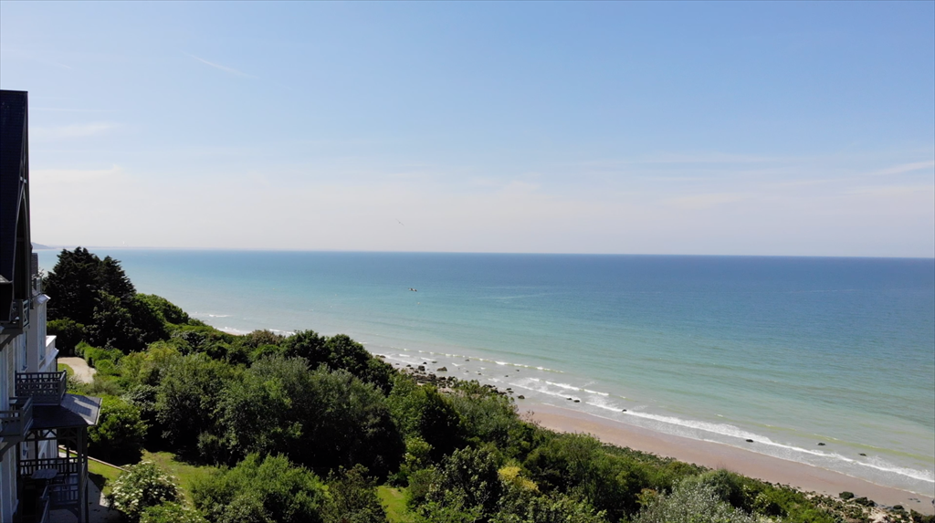 house 15 Rooms for seasonal rent on BENERVILLE SUR MER (14910)