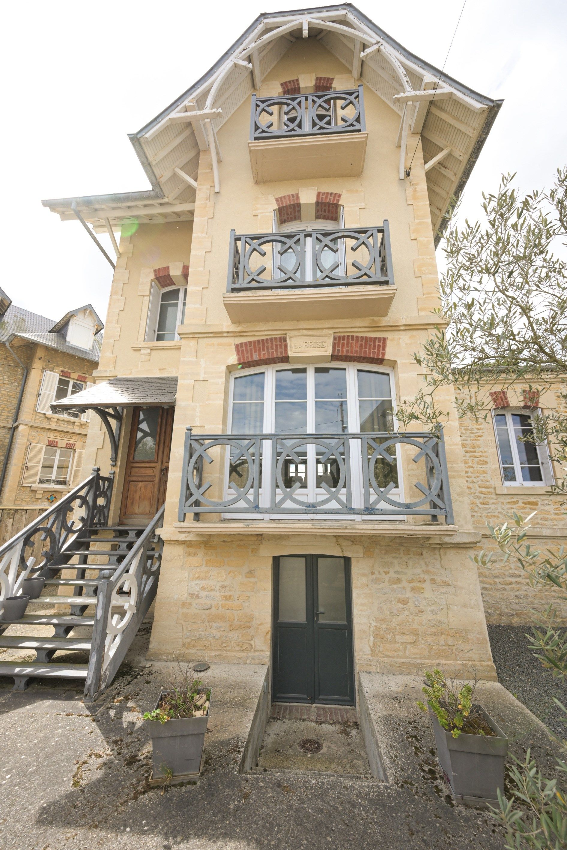 house 7 Rooms for sale on BERNIERES SUR MER (14990)