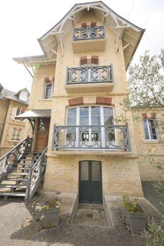 house 7 Rooms for sale on BERNIERES SUR MER (14990)