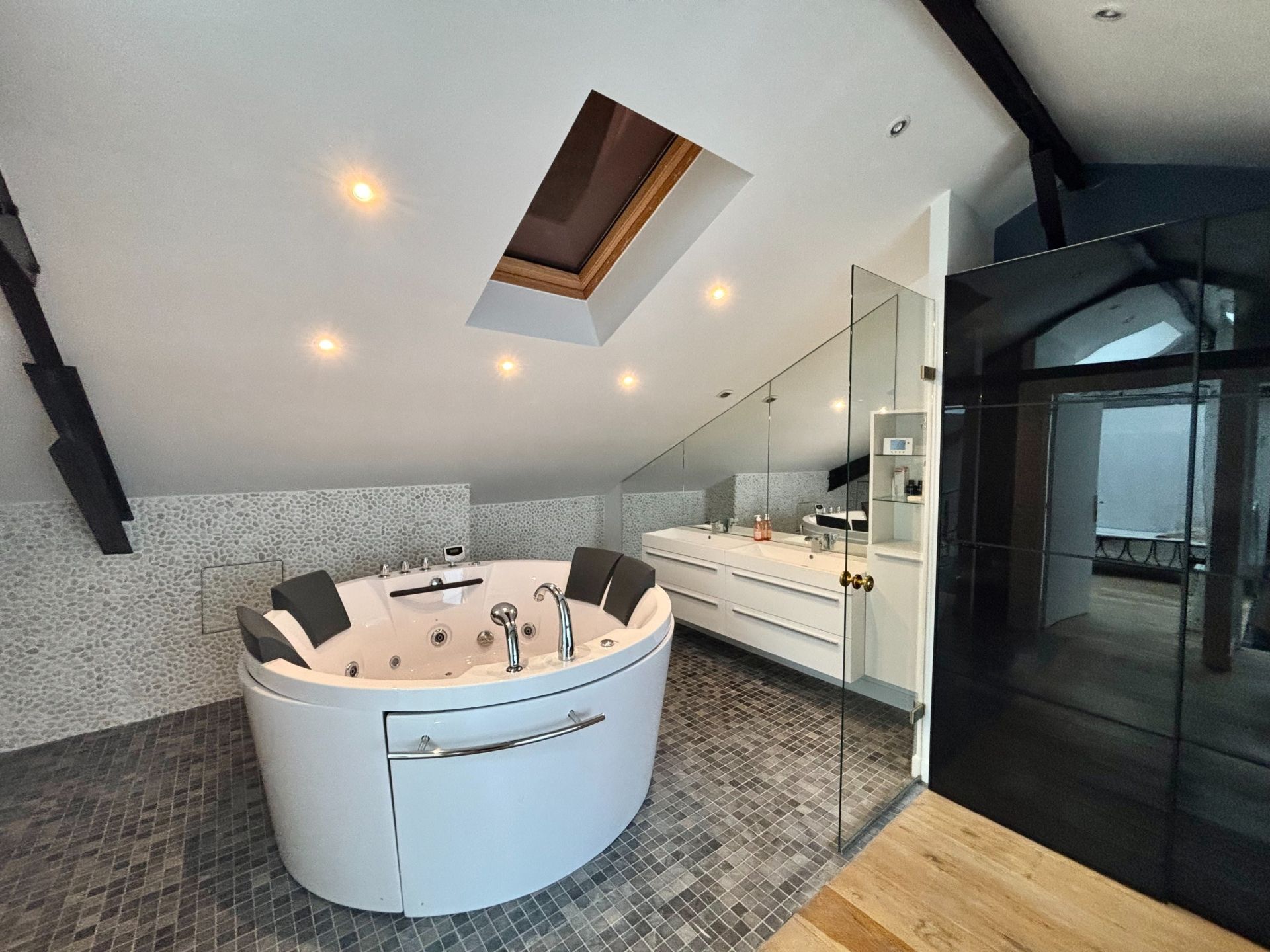 house 7 Rooms for sale on DEAUVILLE (14800)