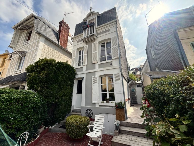 house 4 Rooms for sale on TROUVILLE SUR MER (14360)
